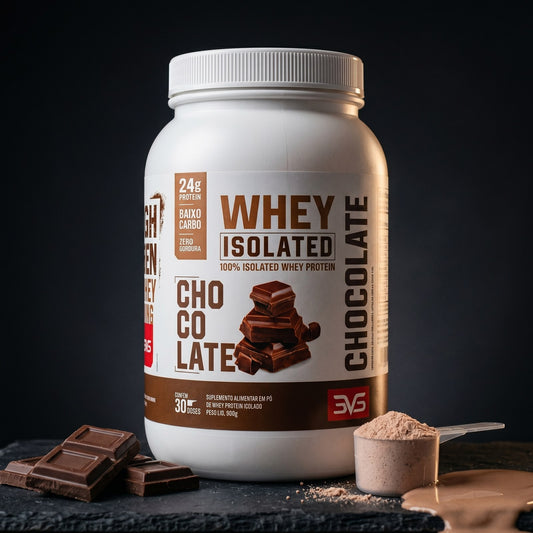 Close-up do pote de Whey Isolado Chocolate 900g 3VS com chocolate e dosador — detalhe premium