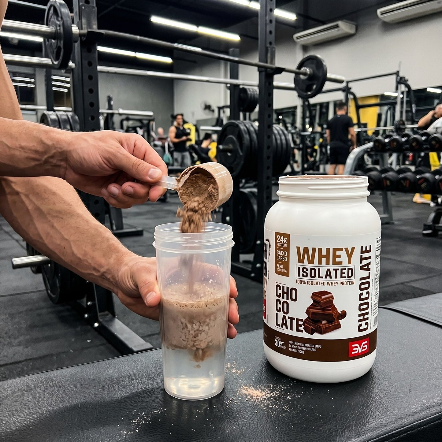 Preparo do Whey Isolado Chocolate 3VS no shaker dentro da academia