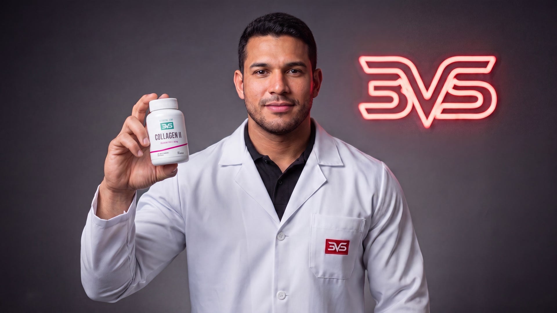 Apresentador de jaleco segurando o frasco de Colágeno Tipo II 3VS Clinical