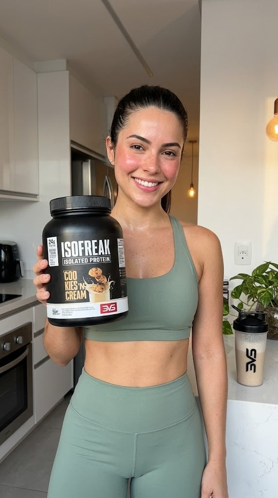 Atleta usando ISOFREAK na cozinha de casa após o treino
