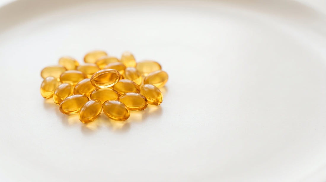 Cápsulas softgel âmbar de coenzima Q10 sobre superfície branca clara — guia 3VS Nutrition