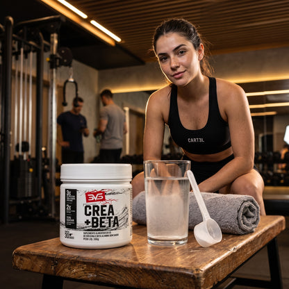 Crea+Beta 150g com copo de água na recuperação pós-treino