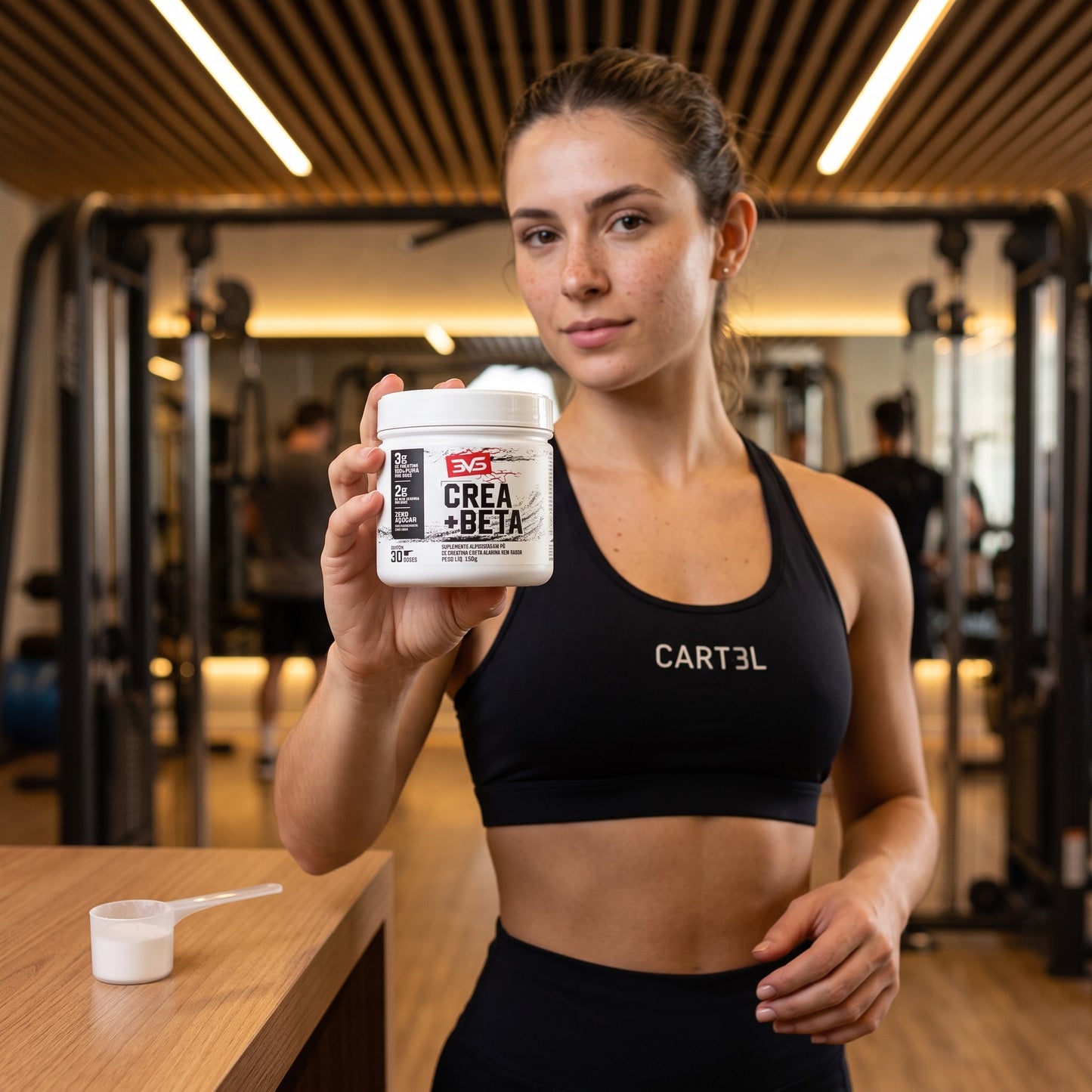 Atleta segurando o pote de Crea+Beta 150g antes do treino