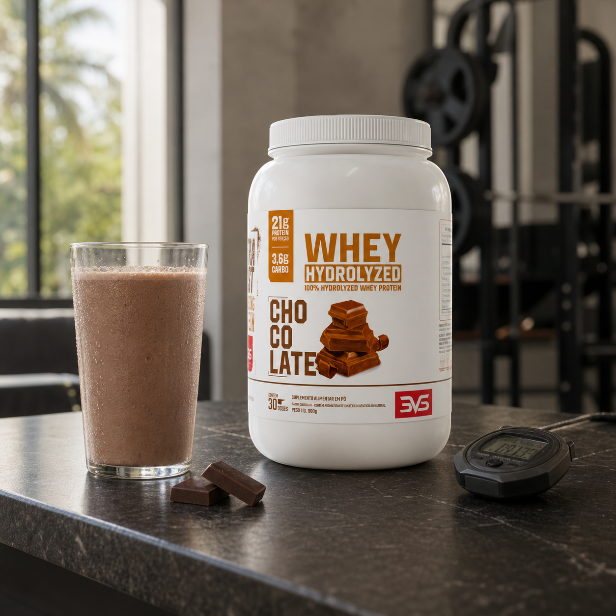 Whey Hidrolisada 900g sabor Chocolate com shake no ambiente de academia