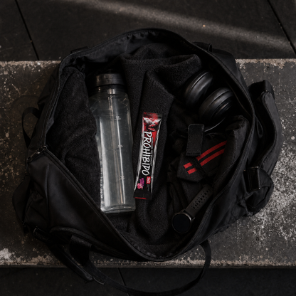 Sachê Prohibido Bubble Gum 15g em escala real dentro da mochila de treino · 3VS