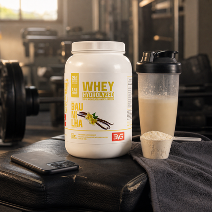 Whey Hidrolisada 900g sabor Baunilha com scoop e shaker na academia
