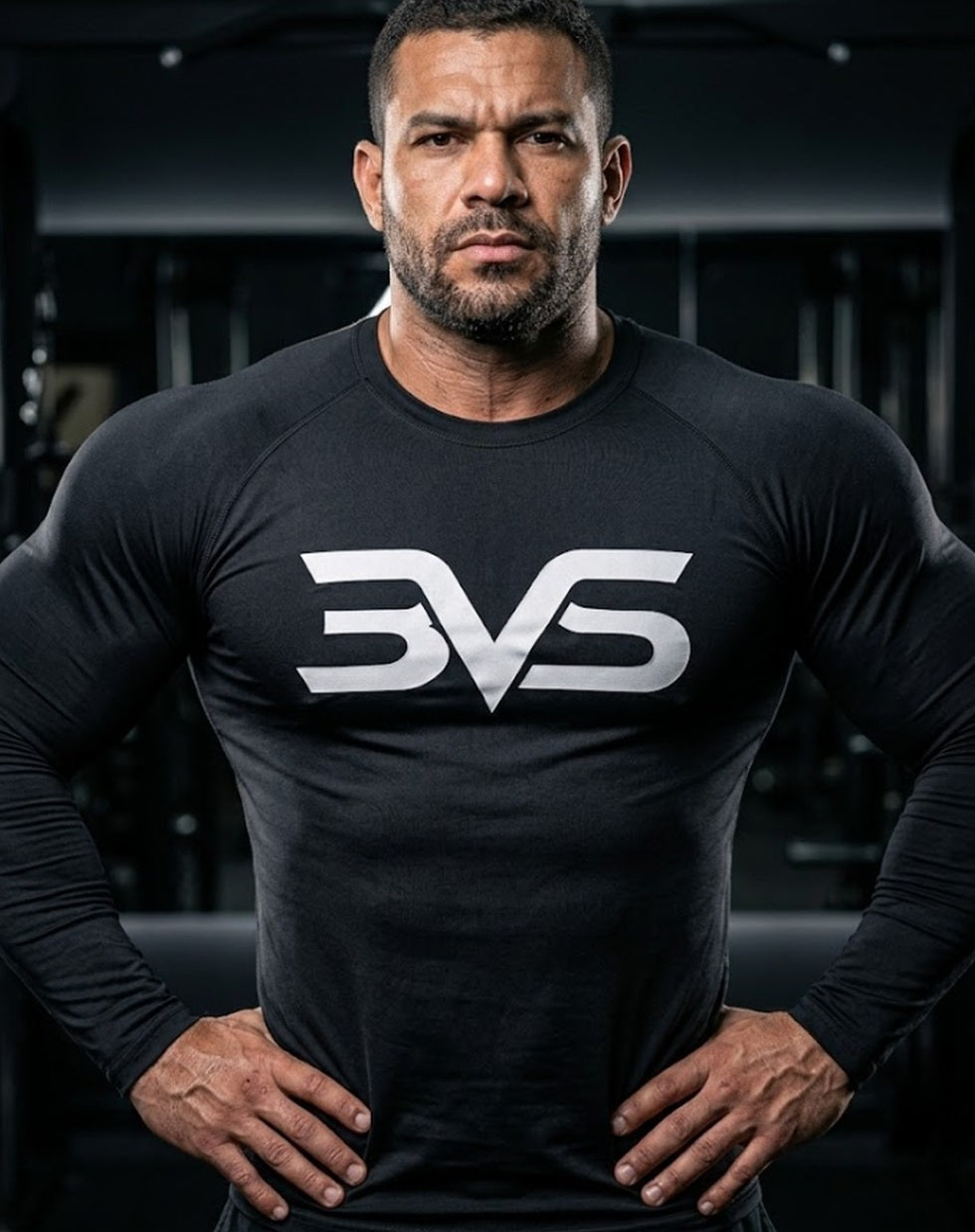 Camisa de compressão manga longa preta 3VS Athletics vestida por atleta, mãos na cintura