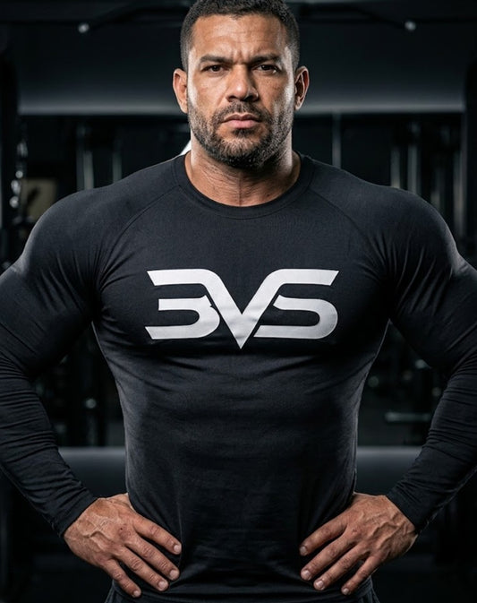 Camisa de compressão manga longa preta 3VS Athletics vestida por atleta, mãos na cintura
