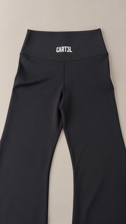 Calça CART3L Flare preta — detalhe da peça. Imagem ilustrativa.