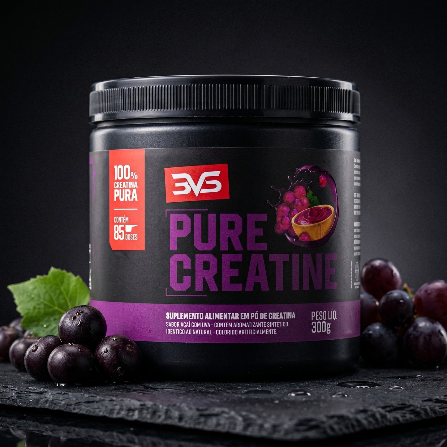 Pote de Creatina Pure Saborizada Açaí com Uva em pé com frutas açaí e uva — detalhe premium