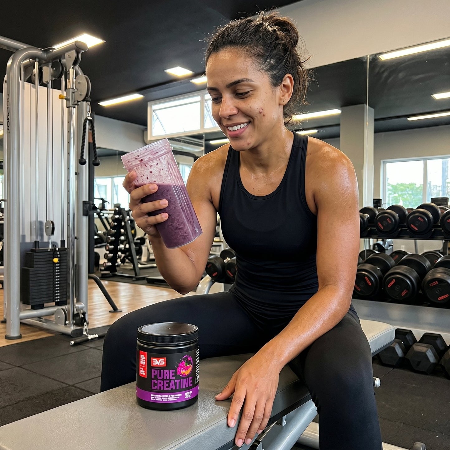 Atleta na academia tomando Creatina Pure Saborizada Açaí com Uva no shaker após o treino