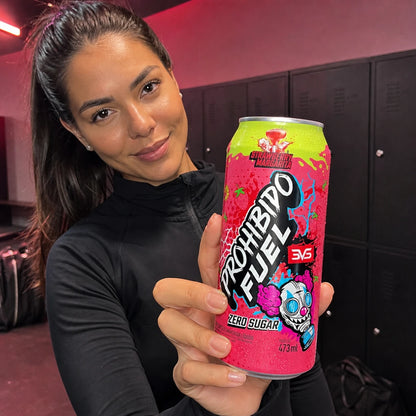 Mulher brasileira com Prohibido Fuel Strawberry Margarita 473ml gelado após o treino