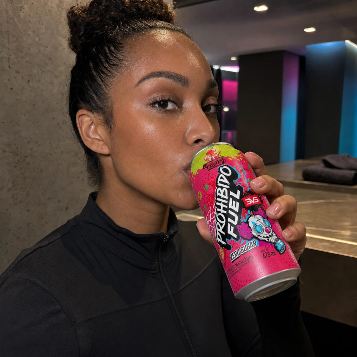 Mulher brasileira tomando Prohibido Fuel Strawberry Margarita 473ml após o treino