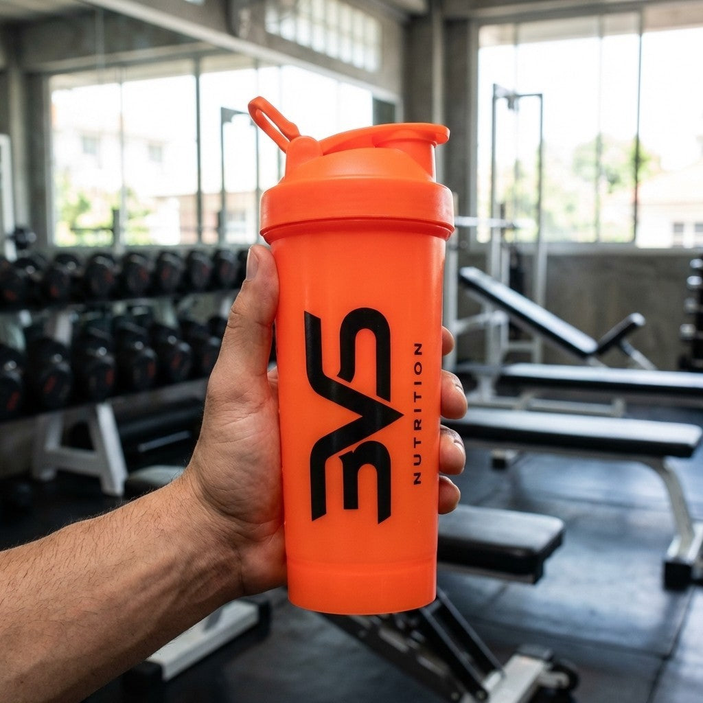 Coqueteleira Slim X Plus com Alça Laranja 3VS na mão em academia
