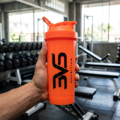 Coqueteleira Slim X Plus com Alça Laranja 3VS na mão em academia