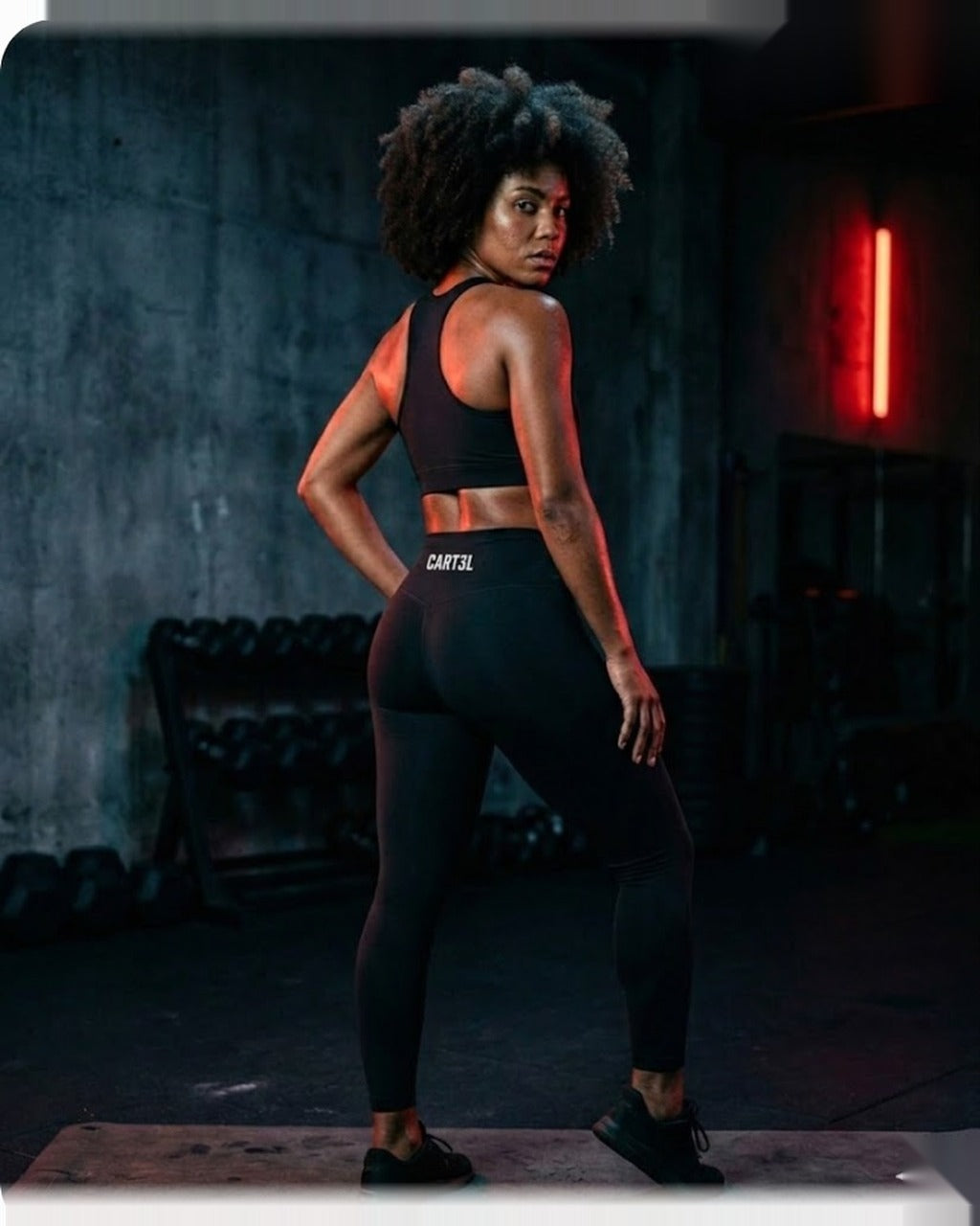 Legging Cart3l 3VS preta · atleta em gym com luz vermelha dramática