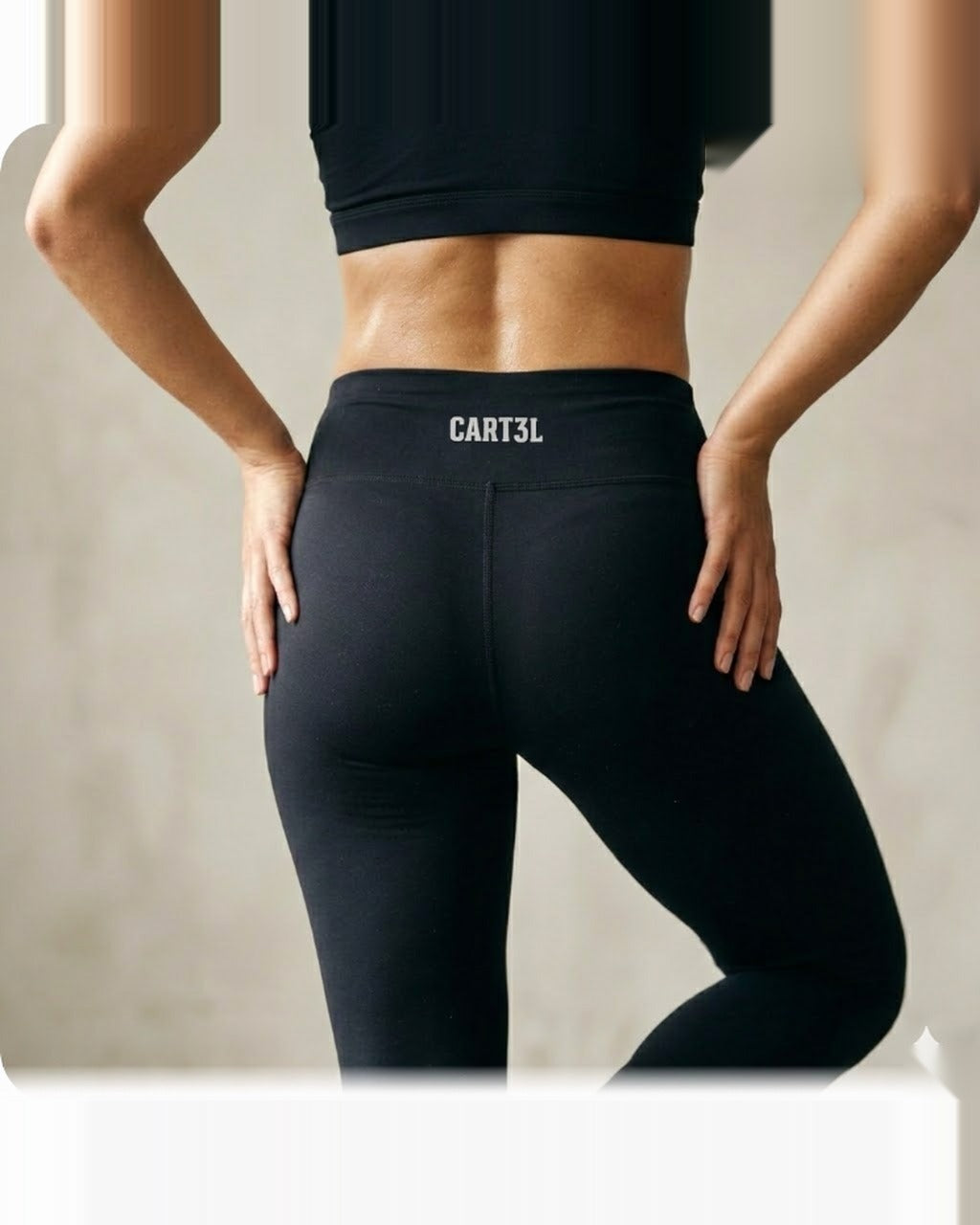 Legging Cart3l 3VS preta · close do cós alto traseiro com logo