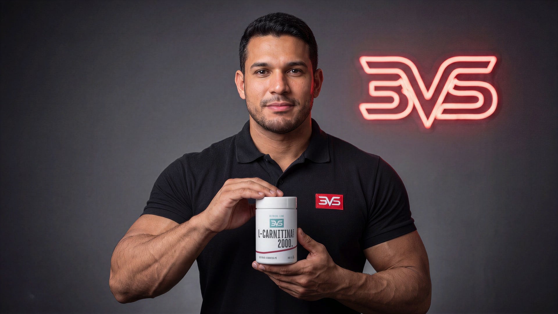 Apresentador segurando o pote de L-Carnitina 2000 + Cromo 3VS Clinical
