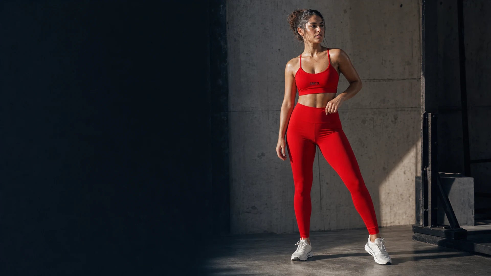 Atleta brasileira usando top e calça legging vermelhos Cart3l em academia