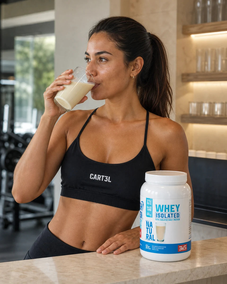 Atleta brasileira tomando Whey Protein Isolado Natural 3VS