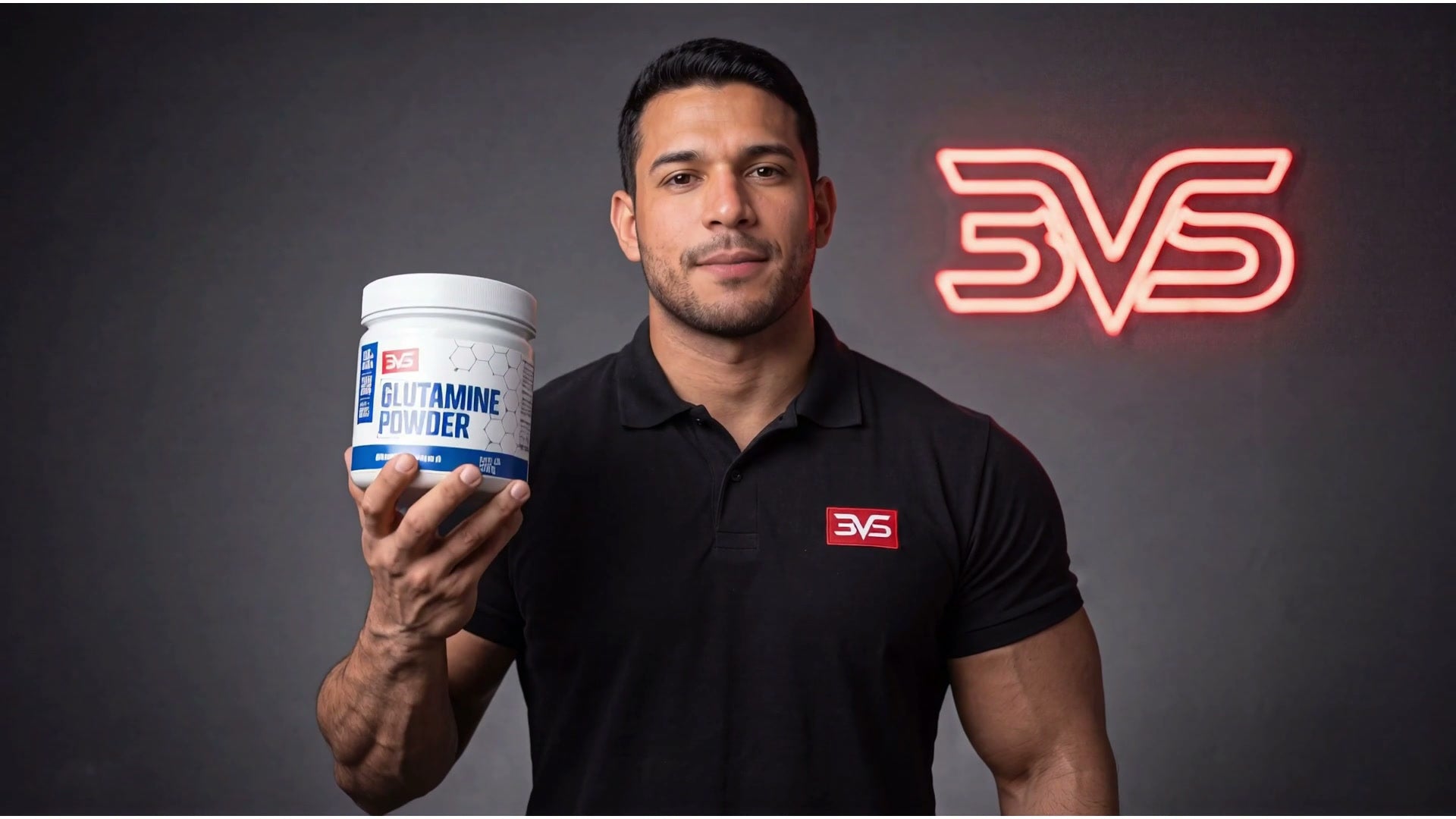 Apresentador segurando o pote de Glutamina 3VS — Glutamine Powder, 5g de L-glutamina por dose