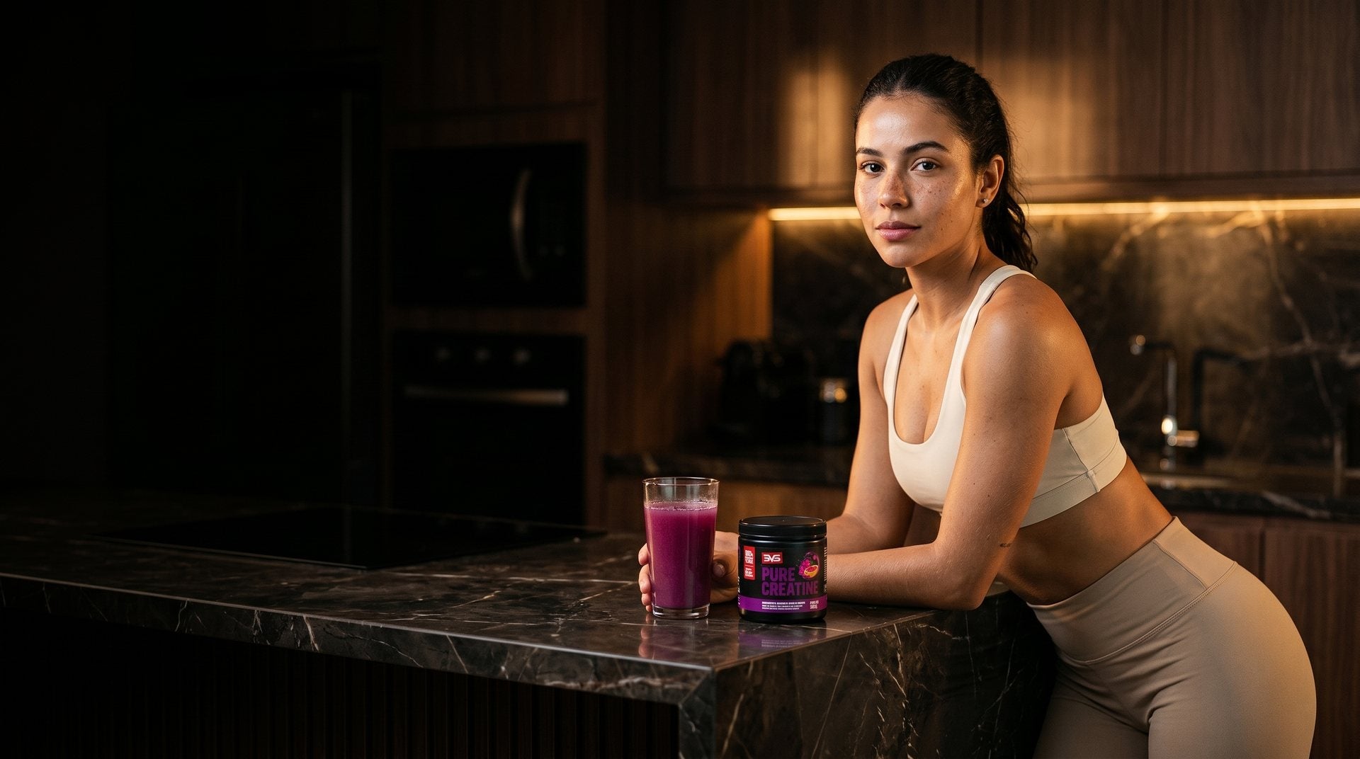 Pote de Creatina Pure 3VS na bancada de uma cozinha premium com atleta ao lado — 3g de creatina por dose