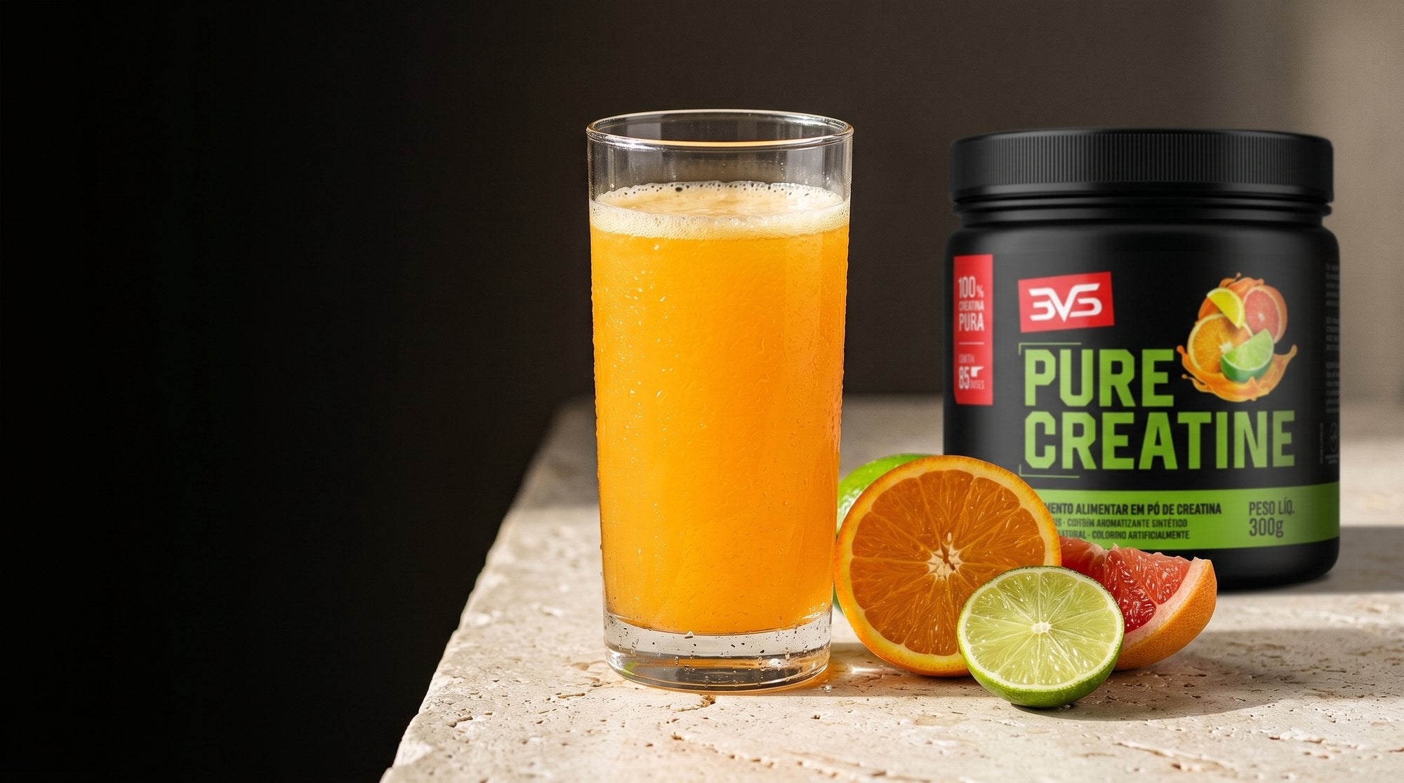 Bebida de creatina sabor Açaí com Uva no copo com o pote ao fundo — 3g de creatina pura por dose