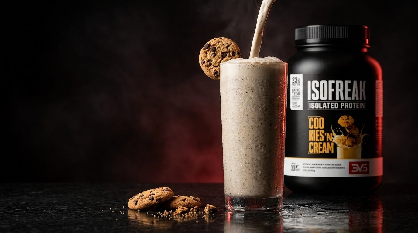 Shake cremoso de ISOFREAK Cookies'n'Cream sendo servido — proteína isolada 3VS
