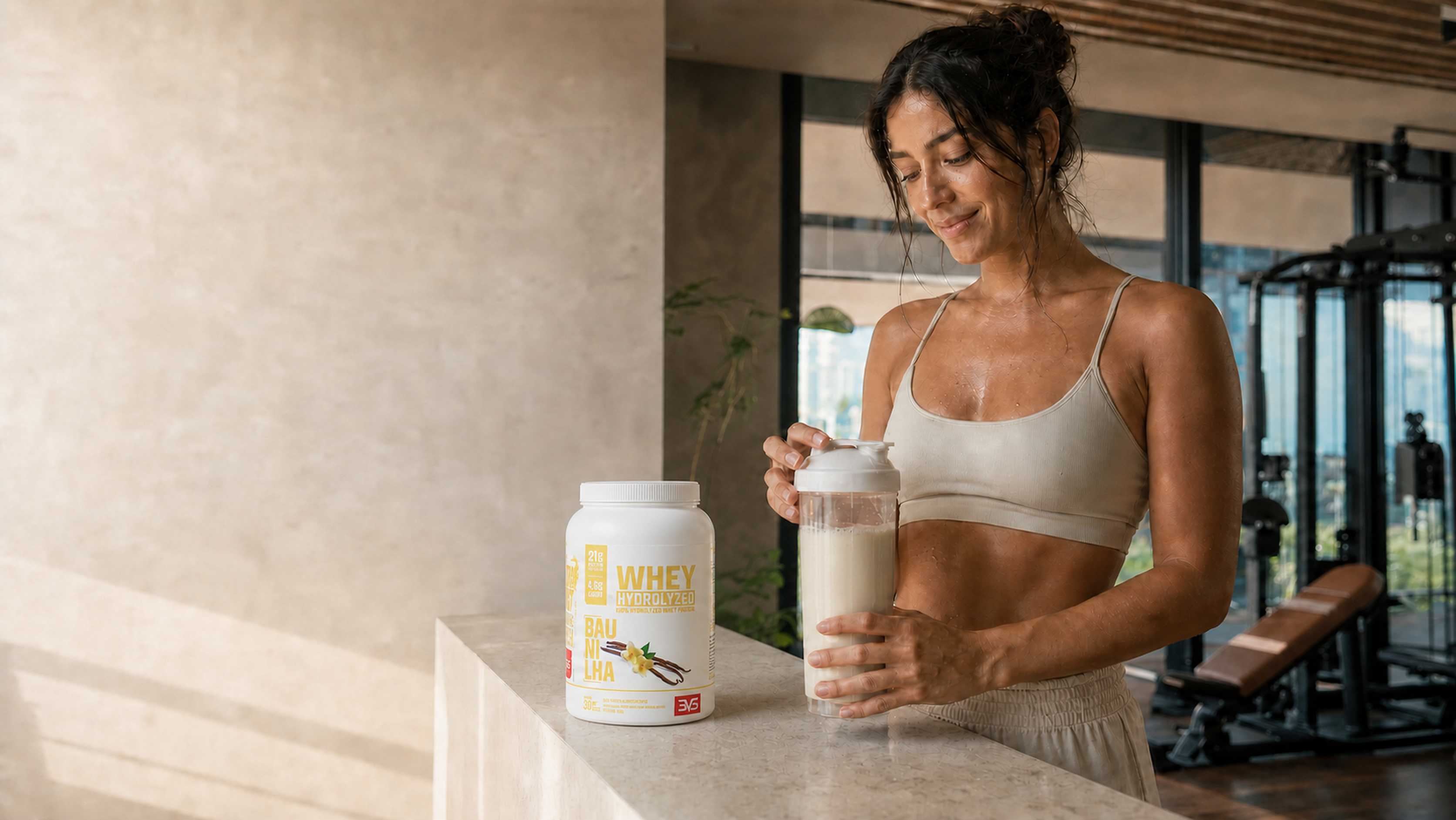 Atleta preparando shake de Whey Hidrolisada 3VS sabor Baunilha após o treino