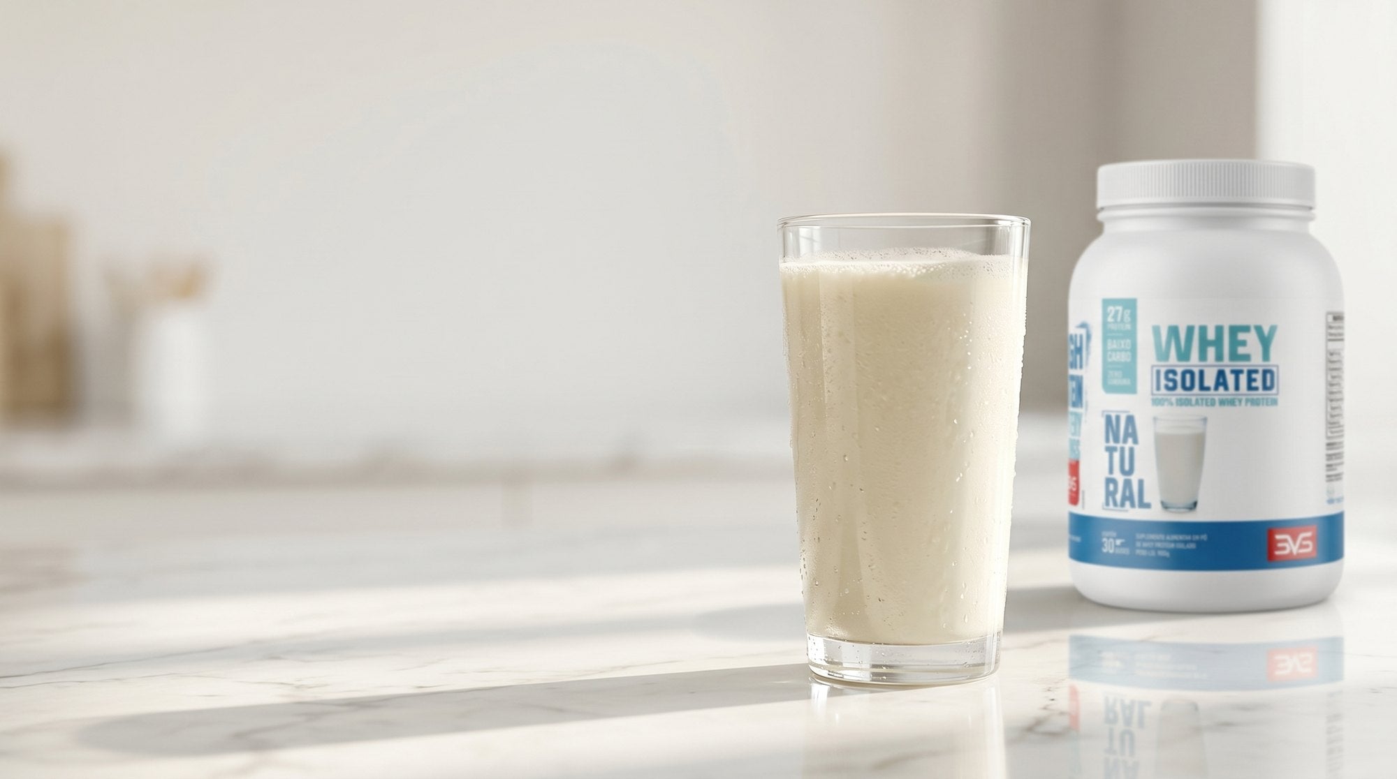 Shake cremoso de Whey Isolada 3VS Natural na bancada de mármore — proteína isolada adoçada com estévia